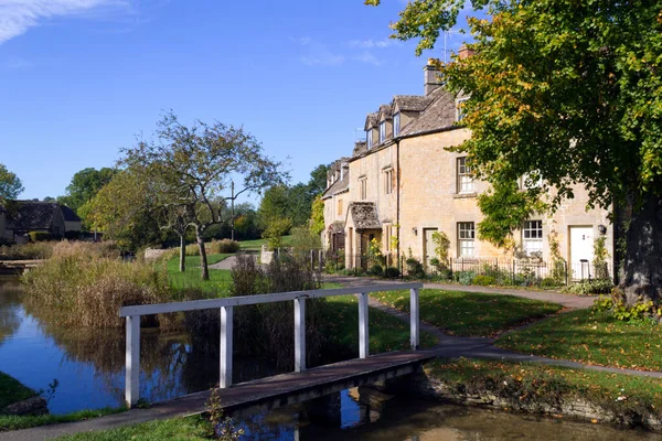 Idílicas Antiguas Cabañas Piedra Lower Slaughter Bajo Sol Otoño Cotswolds —  Fotos de Stock