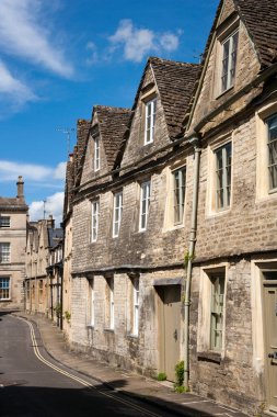 Eski Cirencester, Gloucestershire, İngiltere 'nin en eski caddelerinde antik ve tarihi binalar sıralanır.