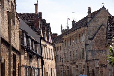 Eski Cirencester, Gloucestershire, İngiltere 'nin en eski caddelerinde antik ve tarihi binalar sıralanır.