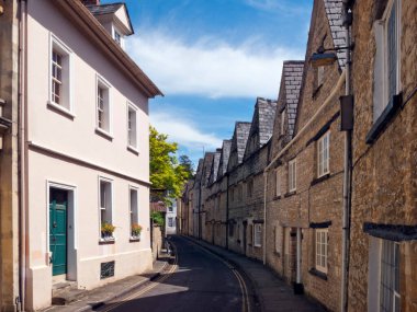 Eski Cirencester, Gloucestershire, İngiltere 'nin en eski caddelerinde antik ve tarihi binalar sıralanır.