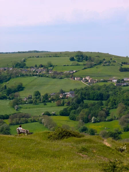 Rodborough Gloucestershire Maja 2014 Anglia Cotswolds Gloucestershire Młody Człowiek Relaksuje — Zdjęcie stockowe