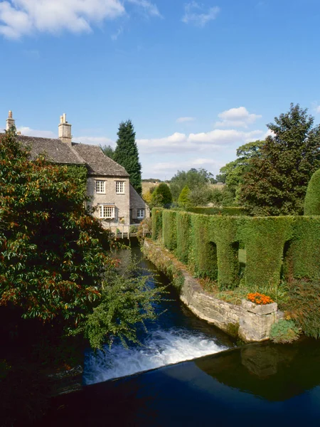 Cottages Summer Sunshine River Windrush Burford Oxfordshire Cotswolds England Europe — Stock Photo, Image