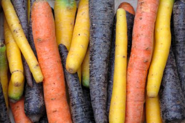 Sebze tepsisinde renkli organik havuçlar.