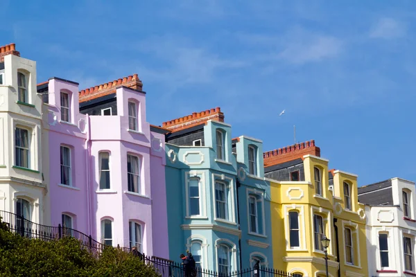 Tenby, Pembrokeshire, Galler, İngiltere 'deki uçurumun tepesindeki renkli renkli misafir evleri.