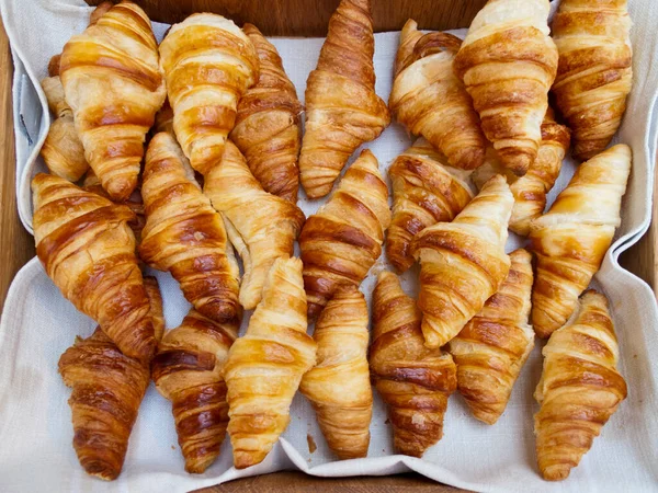 Croissants Frais Cuits Four Sur Plateau Tout Juste Sorti Four — Photo