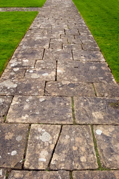 Ein Alter Steinerner Gartenweg Der Aus Dem Rahmen Fällt — Stockfoto