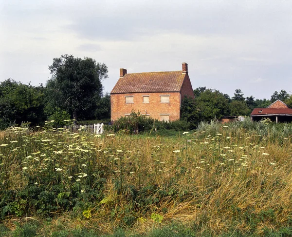 Temmuz 1994 Tecrit Edilmiş Tuğla Yeniden Geliştirme Için Çiftlik Evi — Stok fotoğraf