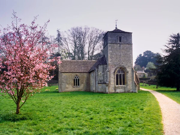 Kis Régi Kőtemplom Eastleach Tavasszal Gloucestershire Cotswolds Egyesült Királyság — Stock Fotó