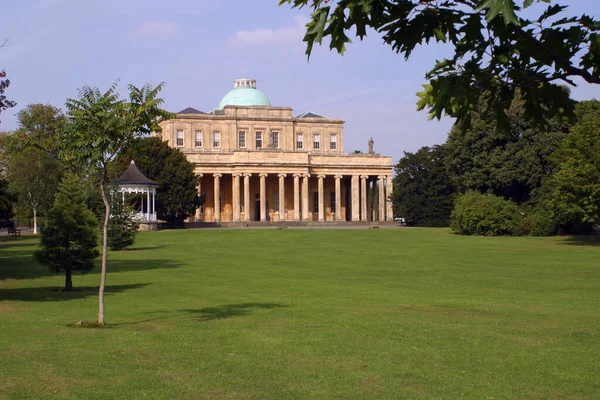 Pittville Park, Cheltenham, Gloucestershire, İngiltere 'deki ünlü Pump Rooms eski spa maden suyu binaları.