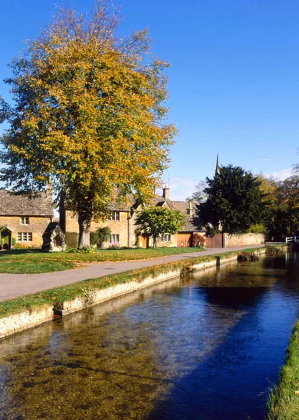 Schilderachtige Cotswold Stenen Huisjes Aan Rivier Eye Herfst Zon Lower — Stockfoto