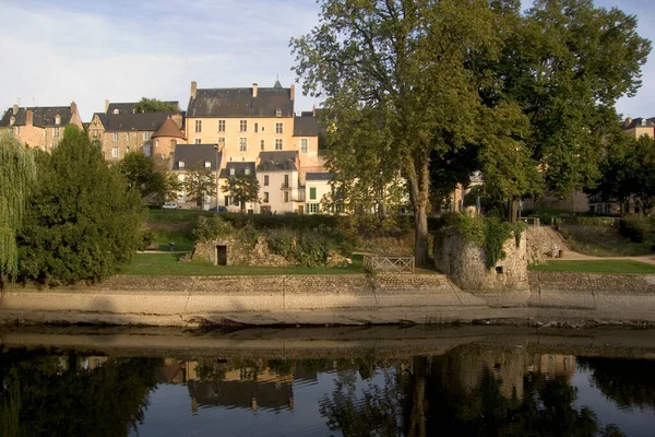 Κτίρια Της Παλιάς Πόλης Γραμμή Του Ποταμού Sarthe Βράδυ Ήλιο — Φωτογραφία Αρχείου