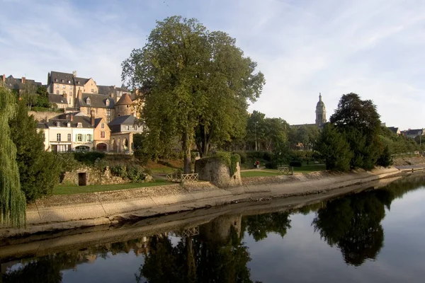 Κτίρια Της Παλιάς Πόλης Γραμμή Του Ποταμού Sarthe Βράδυ Ήλιο — Φωτογραφία Αρχείου