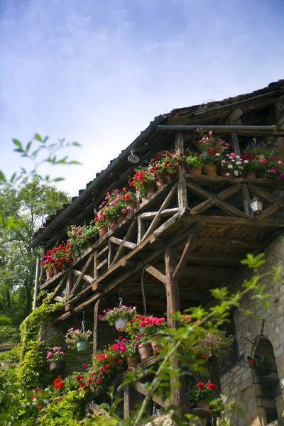 Coloridos Balcones Flores Verano Cirq Lapopie Lot Valley Francia —  Fotos de Stock