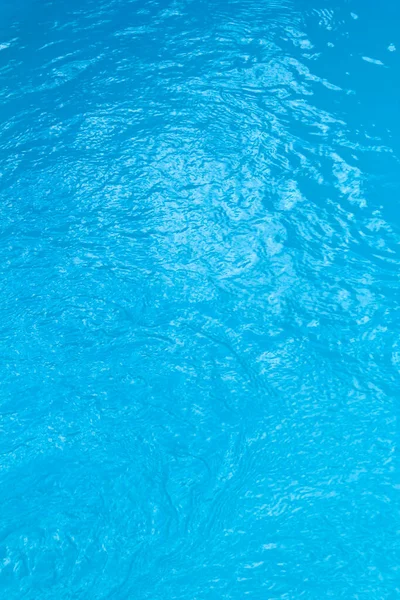 青いスイミングプールの表面の波紋に反射光 — ストック写真