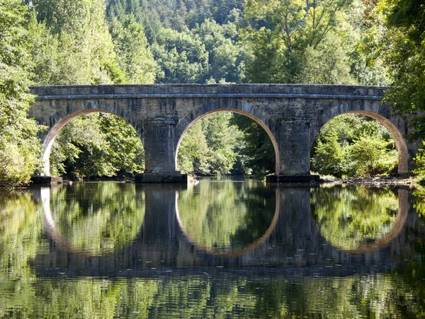 Reflexão Simétrica Uma Velha Ponte Rodoviária Rio Cele Perto Sauliac — Fotografia de Stock