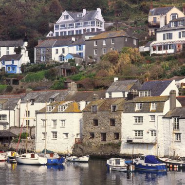 Polperro Limanı, Cornwall, İngiltere, İngiltere, İngiltere, Avrupa 'nın yukarısındaki tepedeki eski taş kulübeler.
