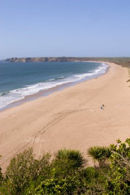 Tenby South Beach, bahar güneşinde boş, Pembrokeshire, Galler, İngiltere