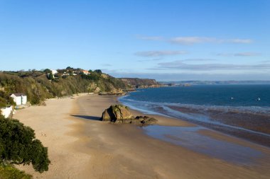 Tenby, boş bir kuzey sahilinde kış güneşi, Pembrokeshire, Galler, İngiltere