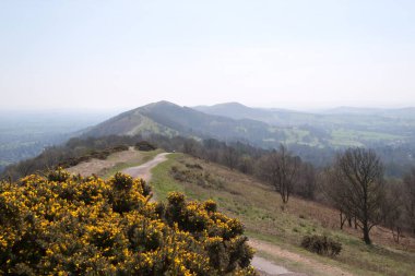 Malvern Tepeleri 'nin yamaçlarına uzanan yumuşak bir patika toposkopa ve Worcestershire Beacon, Worcestershire, İngiltere' nin en yüksek noktasındaki anıta çıkar.