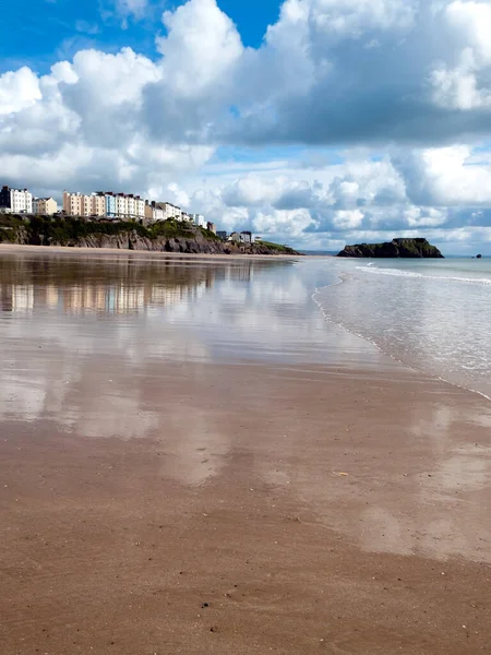 Utsikten Mot Tenby Speglas Den Våta Sanden South Beach Strålande — Stockfoto