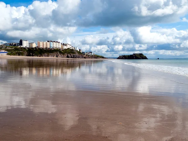 Vista Verso Tenby Riflette Nella Sabbia Bagnata South Beach Nel — Foto Stock