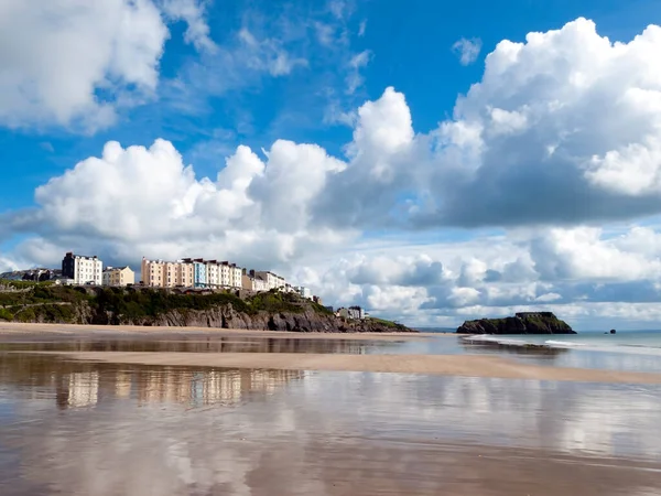 Utsikten Mot Tenby Speglas Den Våta Sanden South Beach Strålande — Stockfoto