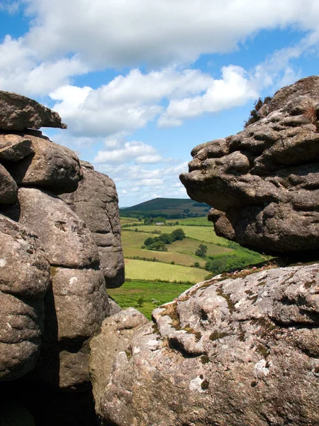 Dartmoor Campagna Intravisto Attraverso Divario Nelle Formazioni Rocciose Hound Tor — Foto Stock