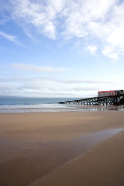 Tenby, Pembrokeshire, Galler, İngiltere 'de eski ve yeni filika istasyonları