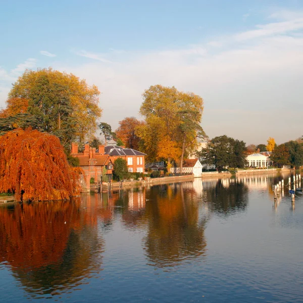 英格兰 Chilterns Buckinghamshire 秋天的颜色沿着泰晤士河在Marlow — 图库照片