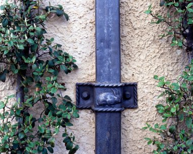 Antika dekore edilmiş kurşun yağmur suyu boruları.