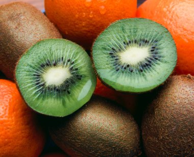 Portakal ve kiviyle yarıya indirilmiş Kivi meyvesi.