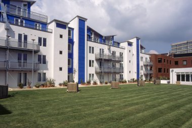 Renkli modern apartman bloğu, Swindon, Wiltshire, İngiltere,