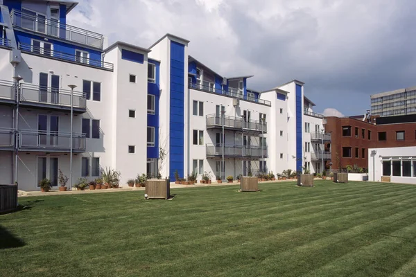 Renkli modern apartman bloğu, Swindon, Wiltshire, İngiltere,