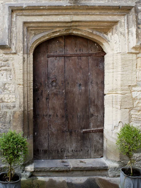 Antica Porta Ingresso Legno Tempestato — Foto Stock