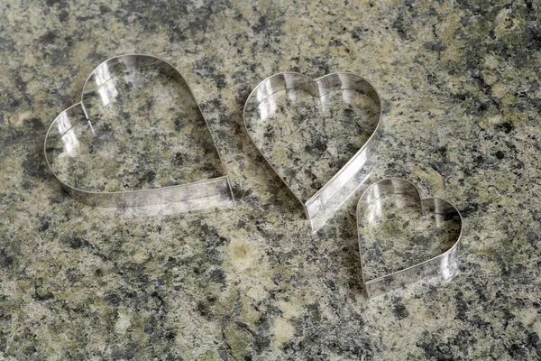 Zestaw Trzech Noży Ciasteczek Kształcie Serca Powierzchni Kuchennej Efektu Marmuru — Zdjęcie stockowe