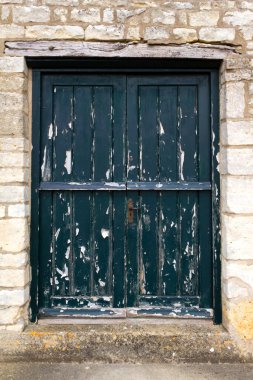 Eski yıpranmış evin kapısı boyaya ihtiyacı var.