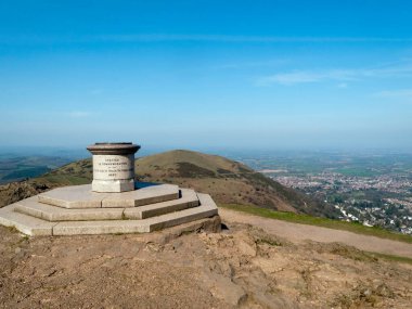 Worcestershire Beacon 'daki toposcope ve anıt, Malvern Hills, Worcestershire, İngiltere' nin en yüksek noktası.