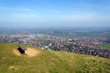 Worcestershire Beacon 'dan panoramik manzara, Malvern Hills' in en yüksek noktası, kasabanın üzerinde ve Worcestershire kırsalının aşağısında, Malvern, Worcestershire, İngiltere