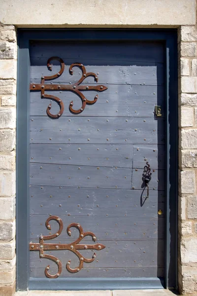 Puerta Delantera Madera Tachonada Pintada Vieja Con Bisagras Ornamentadas Grandes — Foto de Stock