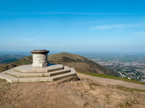Worcestershire Beacon 'daki toposcope ve anıt, Malvern Hills, Worcestershire, İngiltere' nin en yüksek noktası.