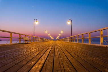 Gdynia Orlowo 'daki iskelede gün doğumu