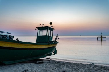 Gdynia sahilinde gün doğumu ve balıkçı teknesi