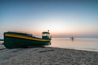 Gdynia sahilinde gün doğumu ve balıkçı teknesi