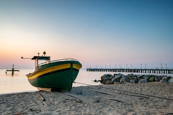 Gdynia sahilinde gün doğumu ve balıkçı teknesi