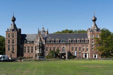 Leuven mimarisi güneşli bir Eylül günü, Belçika