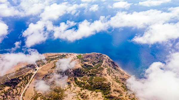 Drone foto de uma parte da ilha com vista para as nuvens e oceano azul — Fotografia de Stock