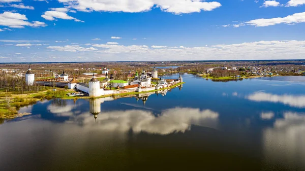 A view from a height of the ancient Russian Kirillo-Belozersk monastery located in the Vologda region — Stock Photo, Image