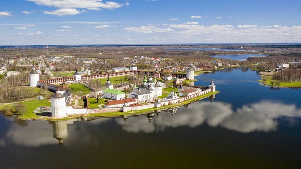 Une vue d'une hauteur de l'ancien monastère russe de Kirillo-Belozersk situé dans la région de Vologda — Photo