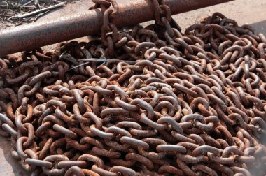 İskelede paslı zincir. Kapat.