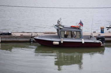 İskelede küçük bir motorlu tekne var. Nehir kirli, yaşlı Wharf.